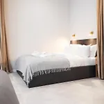 Househost Smolensk Elegant Ac Lift Security Apartman Krakkó