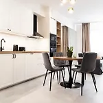 Househost Smolensk Elegant Ac Lift Security Apartman Krakkó
