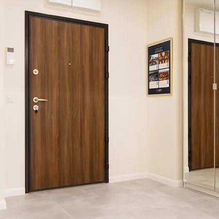 Househost Smolensk Elegant Ac Lift Security *