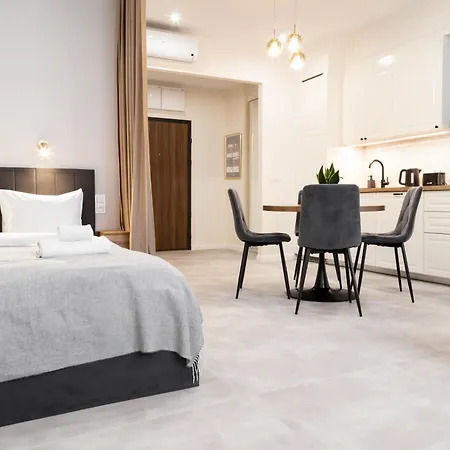 Househost Smolensk Elegant Ac Lift Security